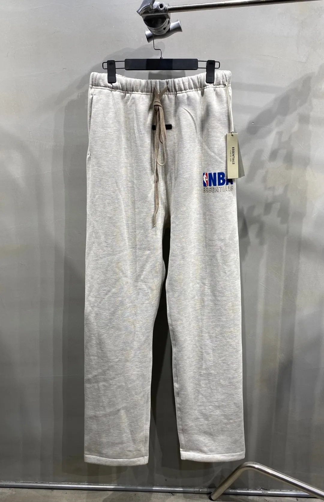130 ESSENTIALS co-branded NBA All-Star velvet straight-leg trousers for men and women. Same Style: If you are a person who pursues trends and loves basketball culture, then this FEAR OF GOD FOG multi-line ESSENTIALS co-branded NBA All-Star velvet straight-leg trousers is definitely your best choice. It is not only a pair of pants, but also an attitude, an expression of love for basketball, and a pursuit of trendy life. The shape of these trousers is unparalleled. The straight cut is neat and elegant. It doesn't matter your figure. No matter you are tall, slender or strong and stylish, you can easily control it. Put it on, and you will instantly have straight and long legs, and an aura of 2.8 meters. From the streets of bustling cities to the hormonal sidelines of basketball courts, it is a fashionable tool for you to express your personality. In the choice of fabrics, the brand's consistent high quality is continued. The design with velvet lining can protect you from the cold wind in spring and autumn. It seems to have a warm barrier that isolates the cold from the outside, allowing you to enjoy the trend while keeping your body warm and comfortable. The outer material is crisp and stylish, not easily deformed, and can still maintain good texture after repeated wear and washing. It is a trendy item that can withstand the test of time. Meteorite black, light fog gray: S M L